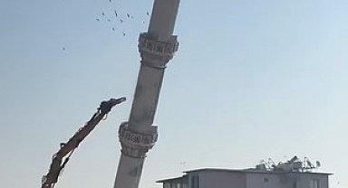 Hasarlı minare iş makinesinin dokunuşuyla yerle bir oldu