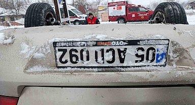 Hastane randevusuna giderken karlı yolda şarampole devrildiler: 3 yaralı