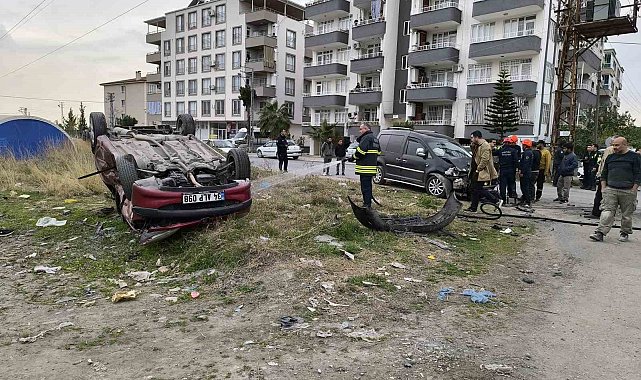 Hatay'da hafif ticari araç otomobille çarpıştı: 3 yaralı