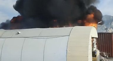 Hatay'da konteyner kentte yangın: 4 konteyner yandı