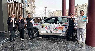 Hava kirliliğine dikkat çekmek isteyen Çinli çift elektrikli araçlarıyla Yüksekova'ya geldi