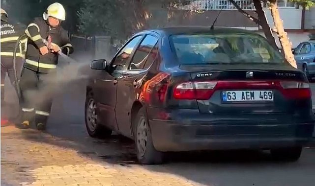 Hilvan'da park halindeki otomobil alev aldı