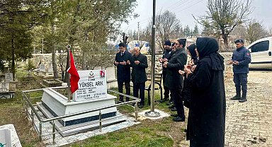 Hisarcık'ta şehit asker Arık, mezarı başında anıldı