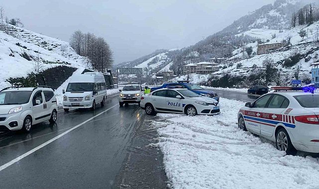 Hopa-Borçka kara yolu yoğun kar nedeniyle ulaşıma kapandı