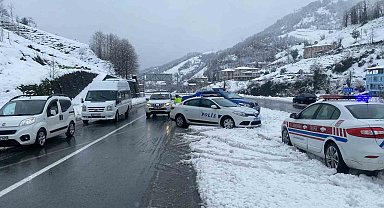 Hopa-Borçka kara yolu yoğun kar nedeniyle ulaşıma kapandı