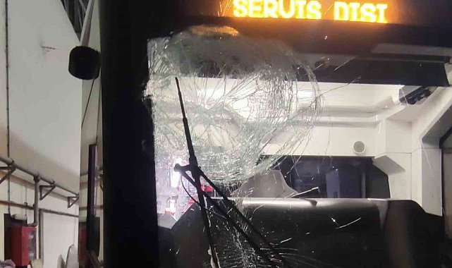 İçine taş sıkıştırılarak atılan kartopu, tramvayın camını kırdı