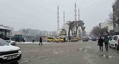Iğdır'a beklenen kar yağışı başladı