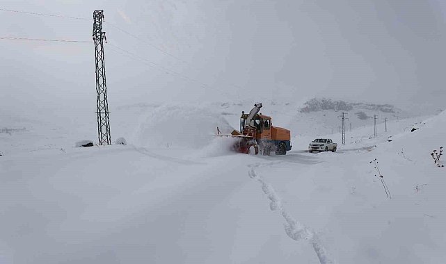 Iğdır'da kapalı köy yollarının açılması için çalışmalar devam ediyor