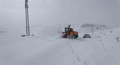 Iğdır'da kar ve tipi nedeniyle kapanan köy yolları ulaşıma açıldı