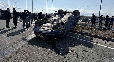 Iğdır'da minibüs ara yoldan çıkan otomobile çarptı, araçlarda maddi hasar oluştu
