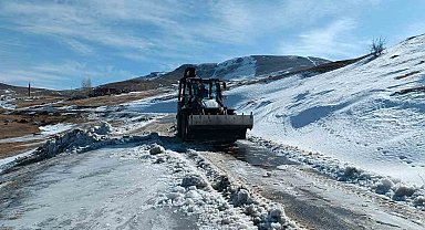 Iğdır'ın dağ köylerinde tipi ve buzlanma nedeniyle kapanan yollar açılıyor