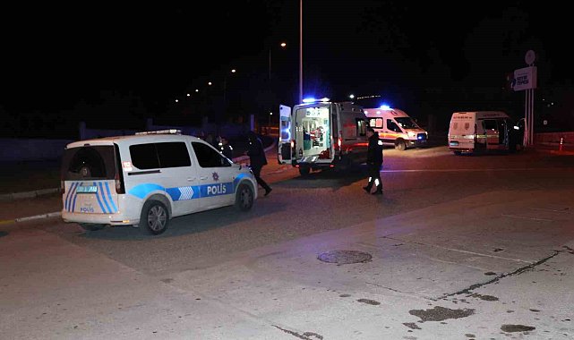 İki kişiyi bıçaklayıp arabalarıyla kaçtılar