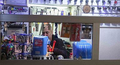 İki metrekarelik dükkânında açamayacağı kapı yok