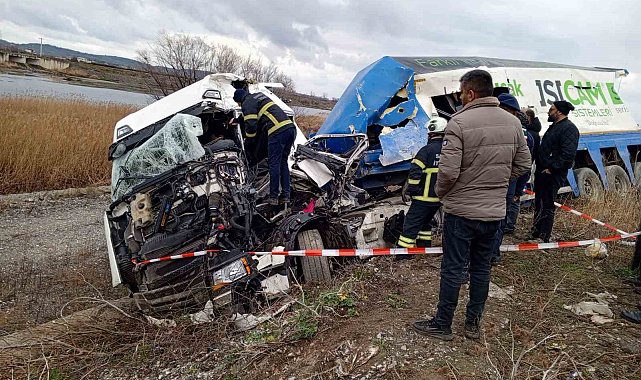 İki tır kafa kafaya çarpıştı: 1 ölü, 2 yaralı