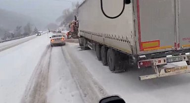 Ilgaz Dağı'nda ağır tonajlı araçlar yolda kaldı