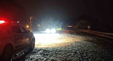 İnegöl-Domaniç karayolunda kar yağışı ve tipi zor anlar yaşattı