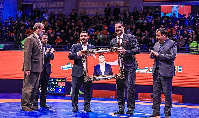 İran'da milli güreşçilere büyük sevgi