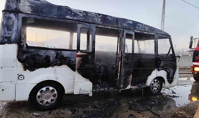 Isparta'da alev alan okul servisindeki 2 öğrenci son anda kurtarıldı
