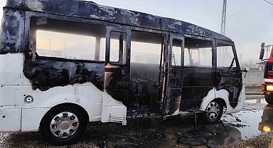 Isparta'da alev alan okul servisindeki 2 öğrenci son anda kurtarıldı