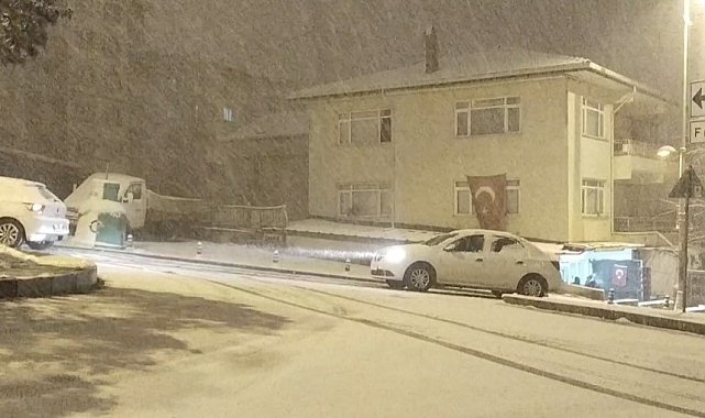 İstanbul haftanın son gününe karla uyandı
