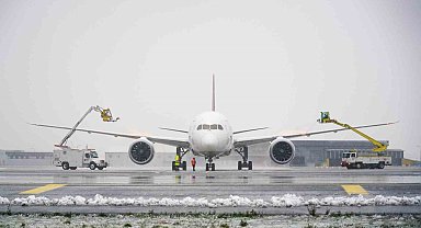 İstanbul Havalimanı'nda uçaklara buzlanmaya karşı "de-icing" işlemi uygulanıyor