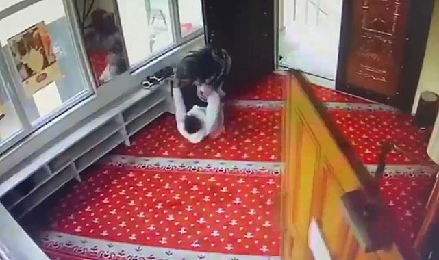 İstanbul'da bir kişi cami içerisinde çocuğu makasla yaraladı
