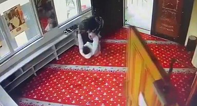 İstanbul'da bir kişi cami içerisinde çocuğu makasla yaraladı