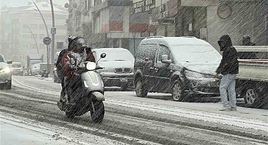 İstanbul'da etkili olan kar yağışı yolları beyaza bürüdü