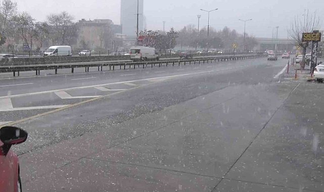 İstanbul'da kar yağışı devam ediyor