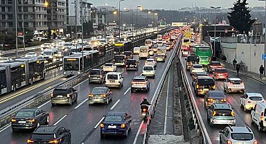İstanbul'da kar yağışıyla birlikte trafik yoğunluğu yüzde 80'e ulaştı