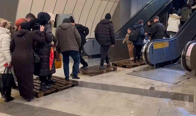 İstanbul'da metrobüs alt geçidi su bastı: Vatandaş suların içinde yürümek zorunda kaldı