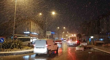 İstanbul'da sabahın erken saatlerinde kar yağışı etkili oldu