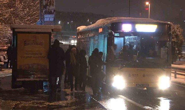 İstanbul'da vatandaşlar kar yağışı altında işlerine gitmek için yola düştü