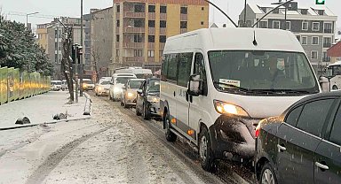 İstanbul'da yollar beyaza büründü, araçlar yollarda kaldı