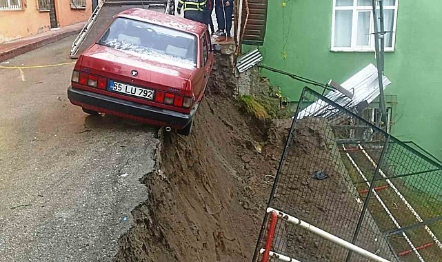 İstinat duvarı çöktü, sokak trafiğe kapatıldı