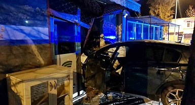 İtfaiye aracıyla çarpışan otomobil işyerine girdi