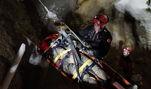 İzmir'de dereye düşen vatandaş kurtarıldı