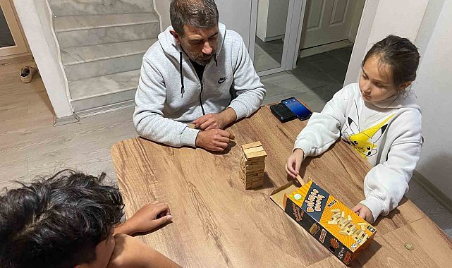 İzmir'de ekrandan uzaklaşıp öğretici aktiviteler yapan veliler çocuklarına örnek oluyor