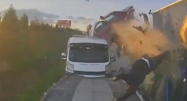 İzmir'de korkunç kaza kamerada: 1 ölü, 1 ağır yaralı