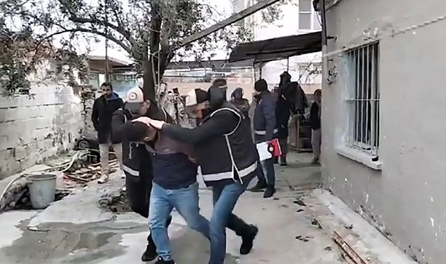 İzmir'de silah kaçakçılığı ve uyuşturucu operasyonu: 4 gözaltı