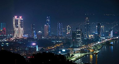 İzmir'de dış cephe aydınlatmasına saat ayarı geliyor!