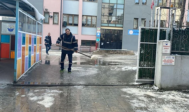 İzmit'te sınav öncesi okullarda kar temizliği