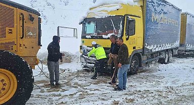 Jandarma Erzurum'da yolda kalan 143 vatandaşa ulaştı