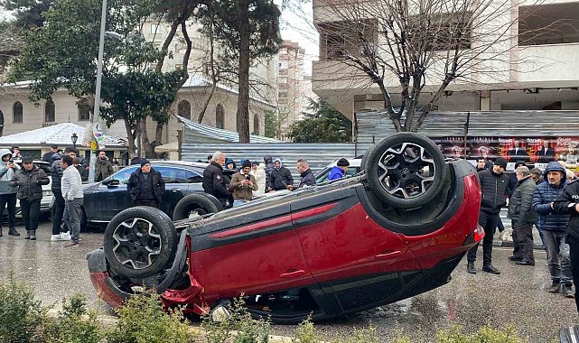 Kadıköy'de araç takla attı: 1 yaralı