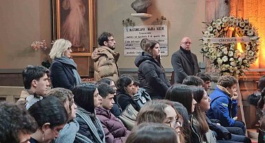 Kadıköy'de bıçaklanarak öldürülen İtalyan şefin oğlu için kilisede anma töreni düzenlendi