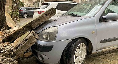 Kadıköy'de istinat duvarı otomobilin üzerine düştü