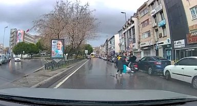 Kadıköy'de motosiklet yayaya çarptı: Kaza anı kamerada