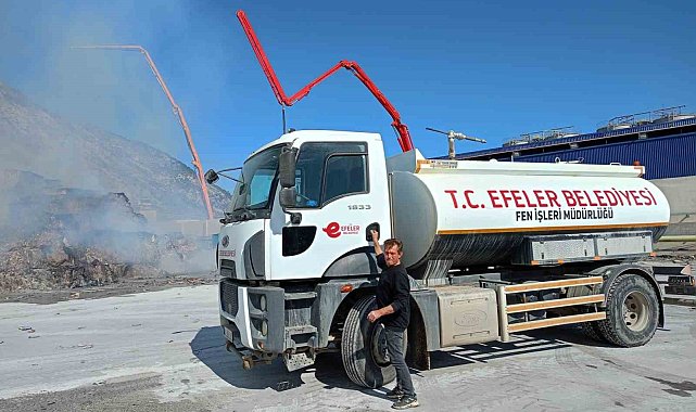 Kağıt fabrikası yangınına Efeler'den tanker desteği
