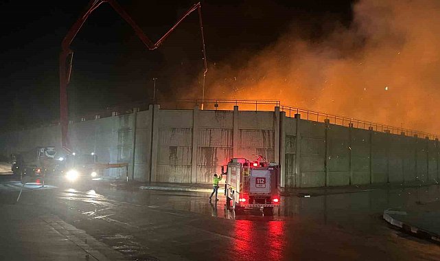 Kağıt fabrikasındaki yangında çalışmalar 10. saate ulaştı