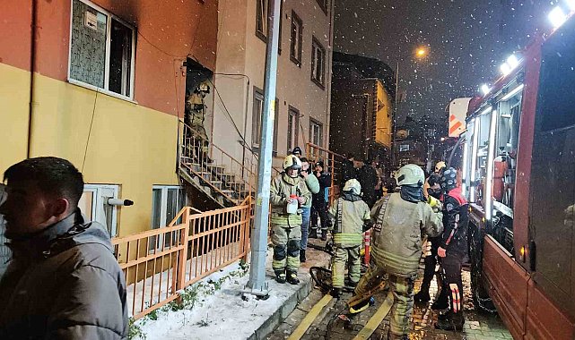 Kağıthane'de evde çıkan yangında 3 kişi dumandan etkilendi